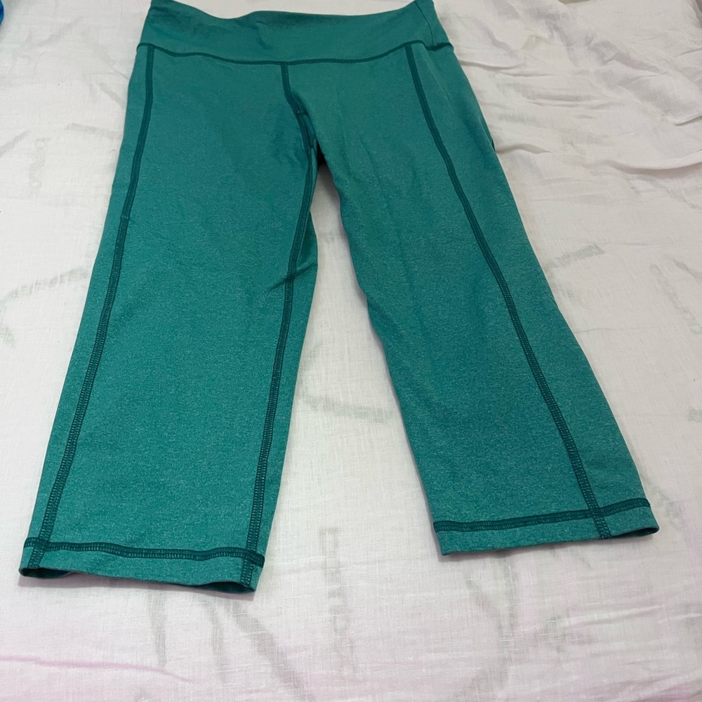 Size small in great shape!  I wear a size 6 lululemon just for a comparable ref
